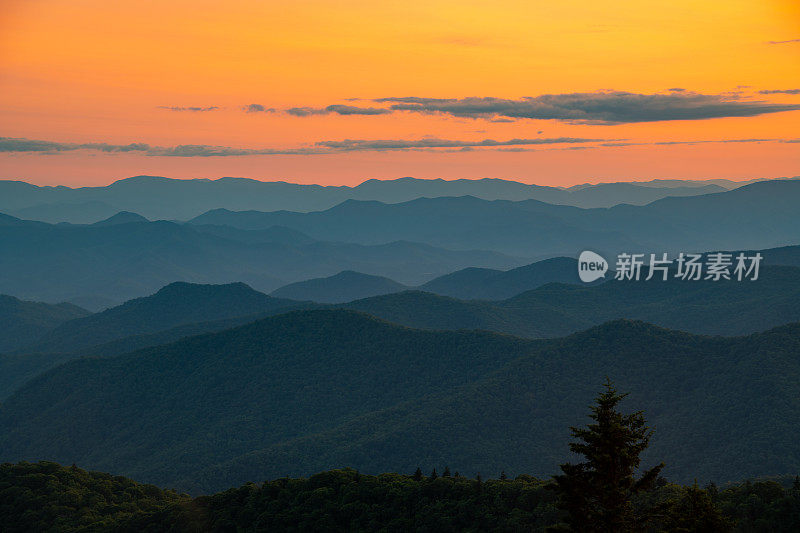 日落，7月初，从Cowee Mtn Overlook，蓝岭公园路